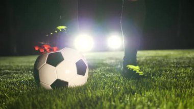 Futbolcu Atletizm Antrenmanı Futbol Sahasında Spor Gecesi. Yüksek kalite 4k görüntü