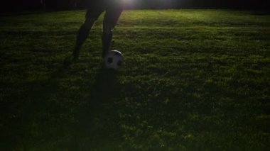 Futbolcu Atletizm Antrenmanı Futbol Sahasında Spor Gecesi. Yüksek kalite 4k görüntü