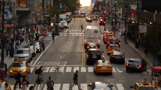 Folkmassor Fotgängare Pendlar Trångt Stadsväg Upptagen Hektisk Snabb Hastighet Högkvalitativ — Stockvideo