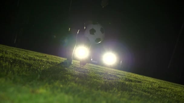 Voetbalspeler Atleet Training Voetbal Sport Voetbalveld Nachts Hoge Kwaliteit Beeldmateriaal — Stockvideo
