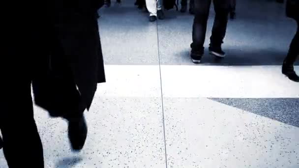 Massen Von Geschäftsleuten Gehen Durch Die Stadt Und Überqueren Die — Stockvideo