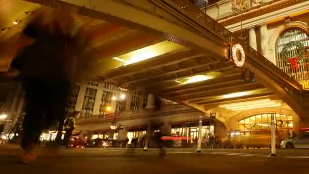 在大都市拥挤的城市道路上行走的人们 高质量的4K镜头 — 图库视频影像