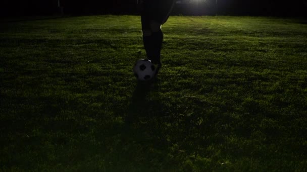 Futebol Jogador Atleta Treinamento Bola Esporte Campo Futebol Noite Imagens — Vídeo de Stock