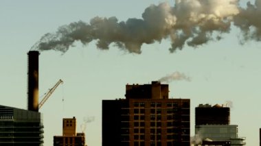 Endüstriyel Kirlilik Duman Dumanı Şehir Binaları üzerinde ilerliyor. Yüksek kalite 4k görüntü