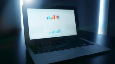 Şirket Finans Verileri Bilgisayar Ekran Görüntüsü 'nde analiz ediliyor. Yüksek kalite 4k görüntü