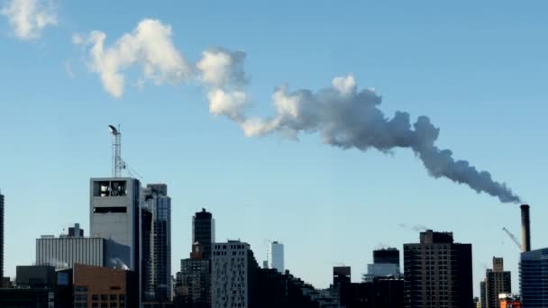Poluarea Industrială Fum Abur Smog Mutarea Peste Clădirile Urbane Înregistrare — Videoclip de stoc