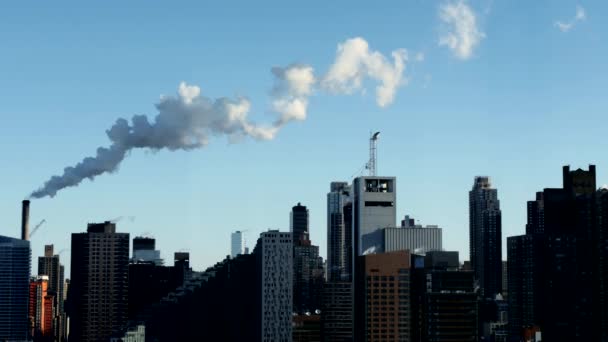 Промышленное Загрязнение Смог Дыма Движущийся Над Городскими Зданиями Высококачественные Кадры — стоковое видео