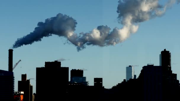 Průmyslové Znečištění Kouř Pára Kouř Pohybující Nad Městskými Budovami Vysoce — Stock video