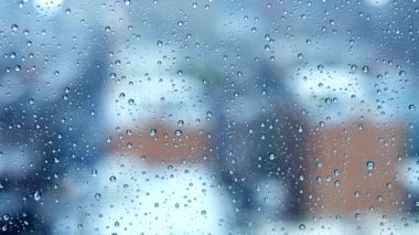 Yağmurlu bir günde pencere camına yağmur damlaları yağar. Yüksek kalite 4k görüntü