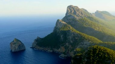 Akdeniz Kıyısı Deniz Burnu Doğa Tatili Tatil Yeri. Yüksek kalite 4k görüntü