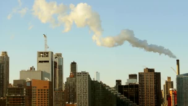 産業汚染煙蒸気スモッグは都市の建物の上に移動する 高品質の4K映像 — ストック動画