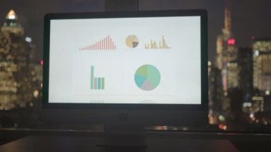 Şirket Finans Verileri Bilgisayar Ekran Görüntüsü 'nde analiz ediliyor. Yüksek kalite 4k görüntü
