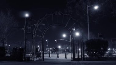Şehir trafiğinde ve modern binalarda zaman aşımı. Yüksek kalite 4k görüntü