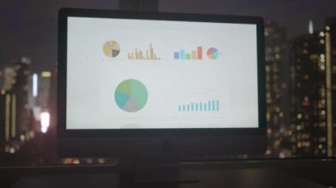 Şirket Finans Verileri Bilgisayar Ekran Görüntüsü 'nde analiz ediliyor. Yüksek kalite 4k görüntü