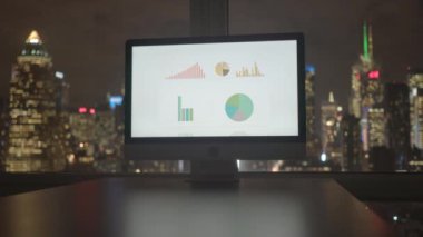 Şirket Finans Verileri Bilgisayar Ekran Görüntüsü 'nde analiz ediliyor. Yüksek kalite 4k görüntü