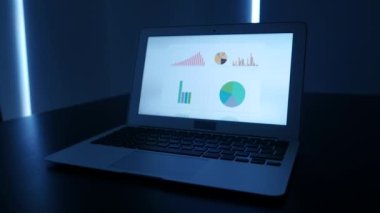 Modern Şehir Ofisi Çalışma Alanında Bilgisayar Çalışma Masası Görünümü. Yüksek kalite 4k görüntü