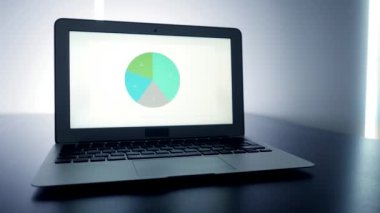 Şirket Finans Verileri Bilgisayar Ekran Görüntüsü 'nde analiz ediliyor. Yüksek kalite 4k görüntü