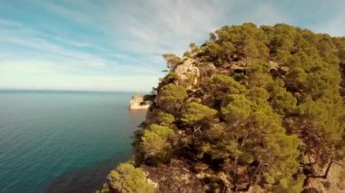 Akdeniz Kıyısı Deniz Burnu Doğa Tatili Tatil Yeri. Yüksek kalite 4k görüntü