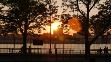 Şehir Parkı Manzarası 'nda Sunset Golden Hour' da yaz yağmuru. Yüksek kalite 4k görüntü