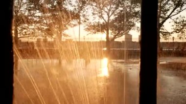 Şehir Parkı Manzarası 'nda Sunset Golden Hour' da yaz yağmuru. Yüksek kalite 4k görüntü
