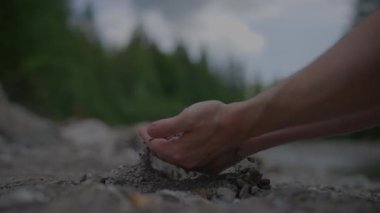 Yavaş Çekimde İnsan Eli 'ne Doğal Kum Düşüyor. Yüksek kalite 4k görüntü