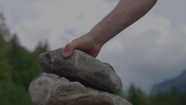 Homem Uma Mulher Construindo Uma Torre Pedra Juntos Livre Natureza — Vídeo de Stock