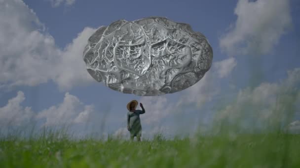 Gerçeküstü Dünya Manzarası Nda Sanal Gökyüzü Bulutlarını Zleyen Kadın Yüksek — Stok video