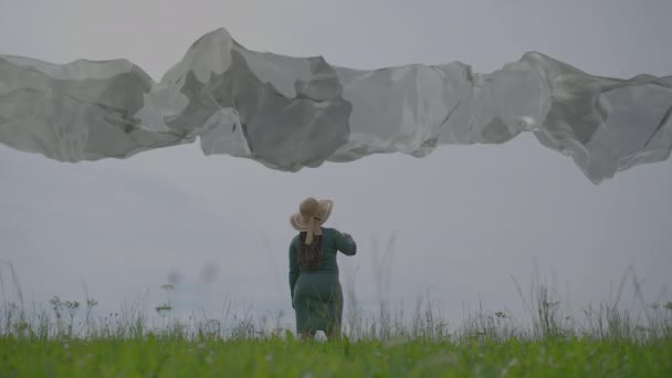 Woman Unreal Surreal World Landscape Watching Virtual Sky Clouds Imágenes — Vídeos de Stock