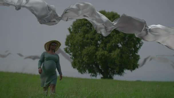 Kobieta Nierealnym Surrealistycznym Krajobrazie Świata Ogląda Wirtualne Chmury Nieba Wysokiej — Wideo stockowe