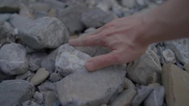 Nehir yatağındaki İnsan Dokunma ve Hissetme Taşları Açık Hava Kayalıkları. Yüksek kalite 4k görüntü