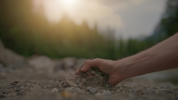 スローモーションで人間の手の中に落ちる天然の砂 高品質の4K映像 — ストック動画