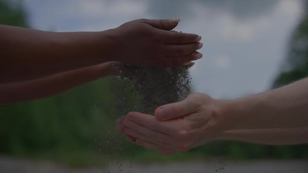 Zwei Menschen Die Sich Gegenseitig Sand Die Hände Schütten Hochwertiges — Stockvideo