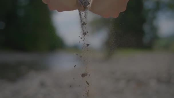 Berühren Und Fühlen Von Steinen Freien Flussbett Hochwertiges Filmmaterial — Stockvideo