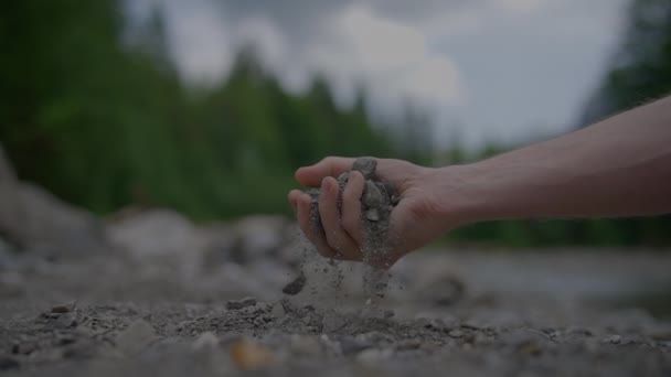 Πρόσωπο Που Αγγίζει Και Αισθάνεται Πέτρες Rocks Outdoors Στο Riverbed — Αρχείο Βίντεο