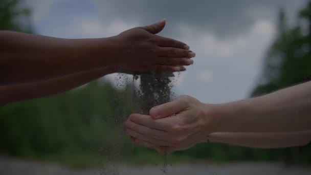 Естественное Падение Песка Человеческую Руку Медленном Движении Высококачественные Кадры — стоковое видео