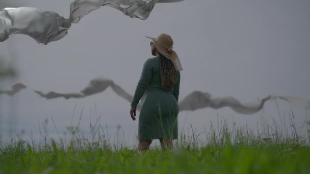Woman Unreal Surreal World Landscape Watching Virtual Sky Clouds Imágenes — Vídeos de Stock