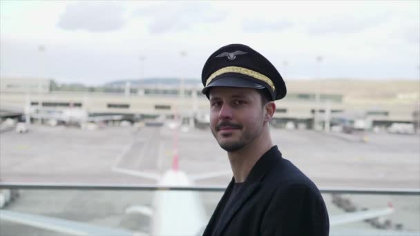 Kapitan Linii Lotniczej Mundurze Przygotowuje Się Lotu Lotnisku Treminal Gate — Wideo stockowe