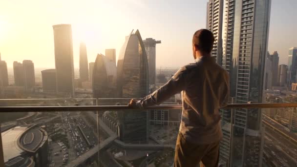 Succesvolle Zakenman Staand Balkon Met Uitzicht Moderne Skyline Van Stad — Stockvideo