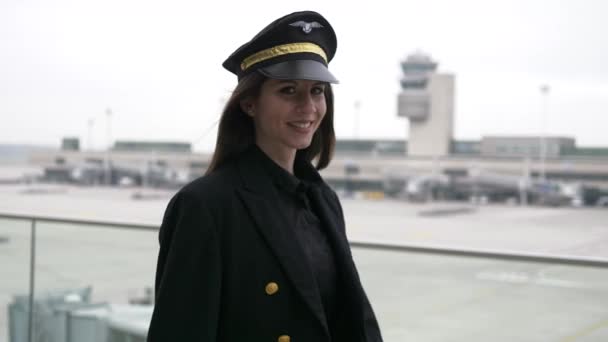 若い成功した女性航空会社のキャプテンパイロットは 空港での飛行に備えています 高品質の4K映像 — ストック動画