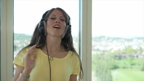 Fiatal Vonzó Fülhallgatót Visel Zenehallgatás Tánc Otthon Kiváló Minőségű Felvételek — Stock videók