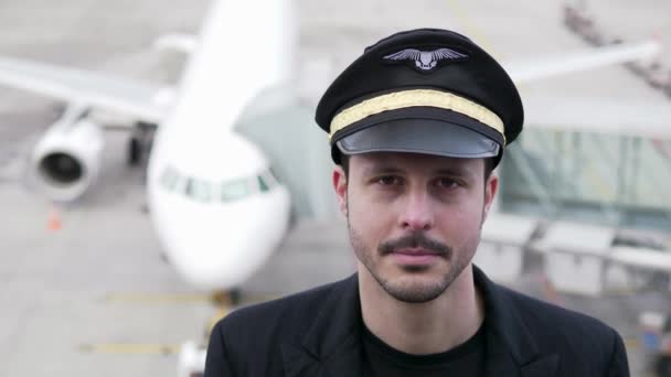 Havaalanı Treminal Kapısı Ndaki Uçuş Için Üniformalı Pilot Hazırlanıyor Yüksek — Stok video