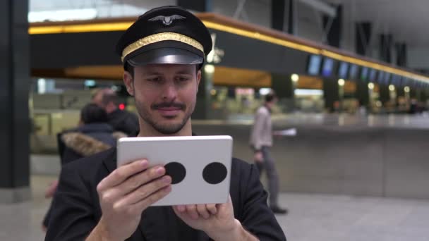 Havaalanı Treminal Kapısı Ndaki Uçuş Için Üniformalı Pilot Hazırlanıyor Yüksek — Stok video