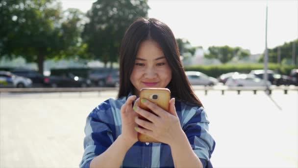 モバイルスマートフォンタブレット画面でブラウジングハッピーケアフリー女性 高品質の4K映像 — ストック動画
