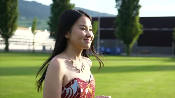 Elegante Mujer Asiática Disfrutando Vida Fuera Parque Imágenes Alta Calidad — Vídeos de Stock