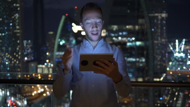 ビジネス旅行でタブレット画面を使用する若いハンサム男 高品質の4K映像 — ストック動画