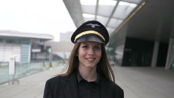 Młoda Odnosząca Sukcesy Kobieta Kapitan Linii Lotniczej Przygotowuje Się Lotu — Wideo stockowe