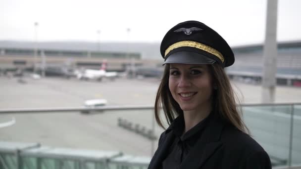 Genç Başarılı Kadın Havayolu Kaptanı Pilot Havaalanında Uçuşa Hazırlanıyor Yüksek — Stok video