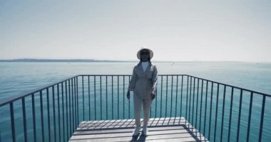 Genç Afrikalı Kadın Köprü Yolu 'nda Göl Manzarası Panoraması ile Yürüyor. Yüksek kalite 4k görüntü