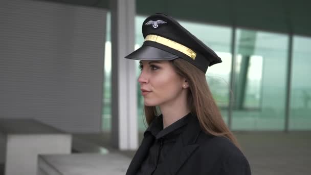 Genç Başarılı Kadın Havayolu Kaptanı Pilot Havaalanında Uçuşa Hazırlanıyor Yüksek — Stok video