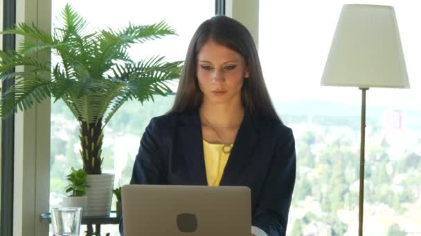 Zelfverzekerde Jonge Vrouw Die Werkt Corporate Business Finance Carrière Job — Stockvideo